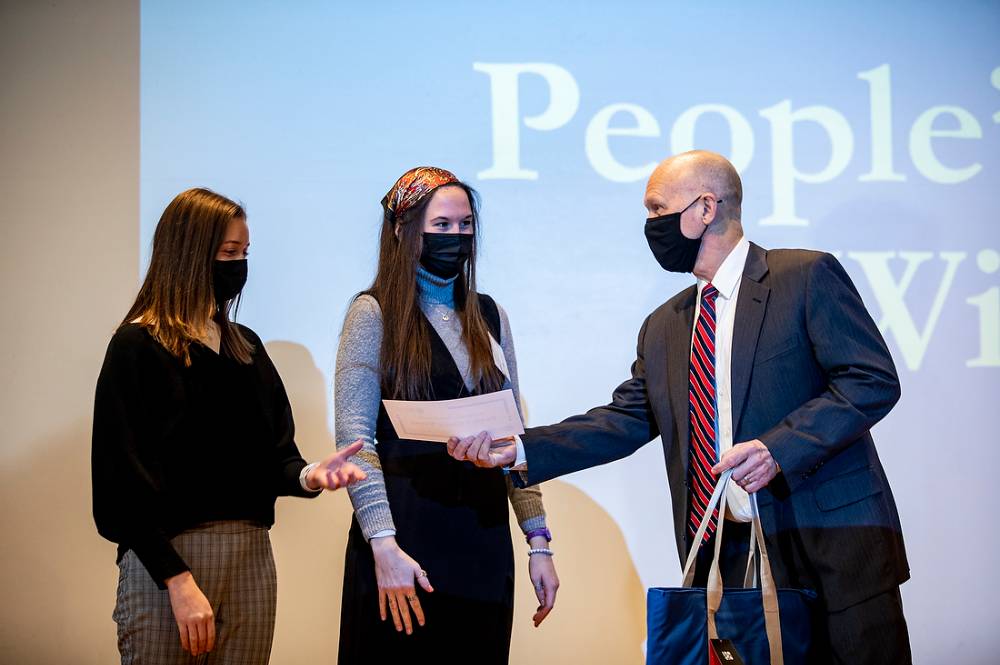 Dr. Jeffrey Potteiger awarding the People's Choice Winner certificate.